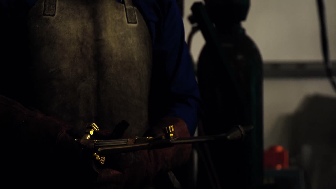 Saldatore con torcia di saldatura