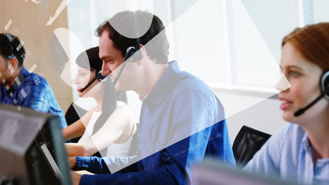 사무실에서 전화 헤드 ⁇ 을 사용하는 다양한 비즈니스 사람들에 대한 금융 데이터 처리 애니메이션