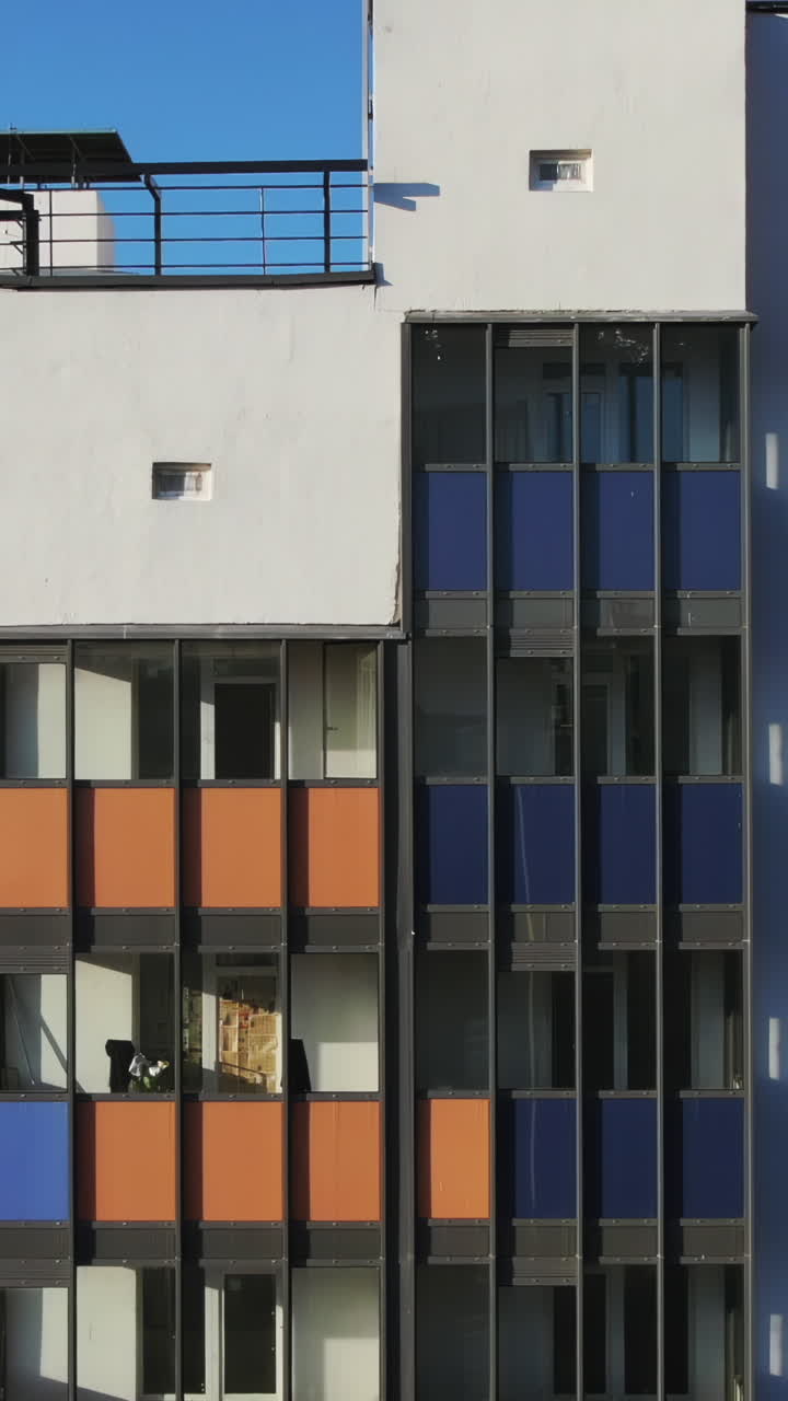 fachada de un edificio de apartamentos moderno