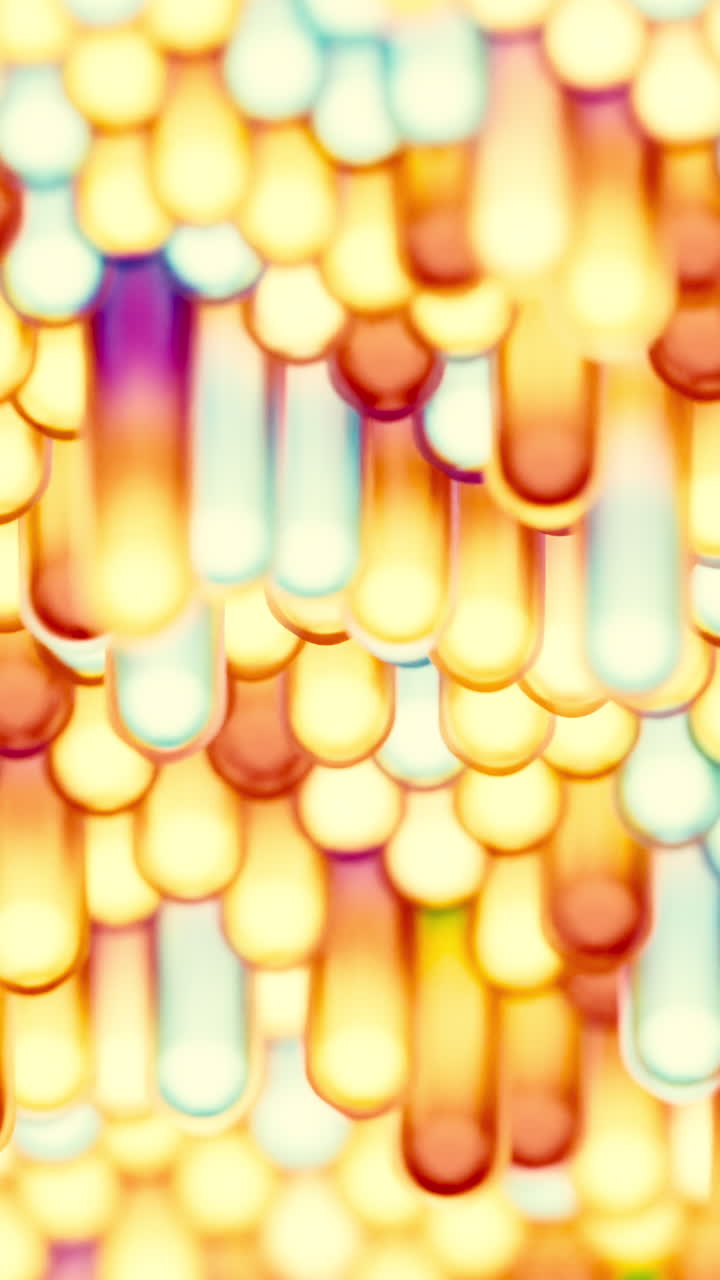 Calda cascata di goccioline dorate attraverso l'inquadratura, mosaico astratto di perle arrotondate e gocce allungate, iridescente.