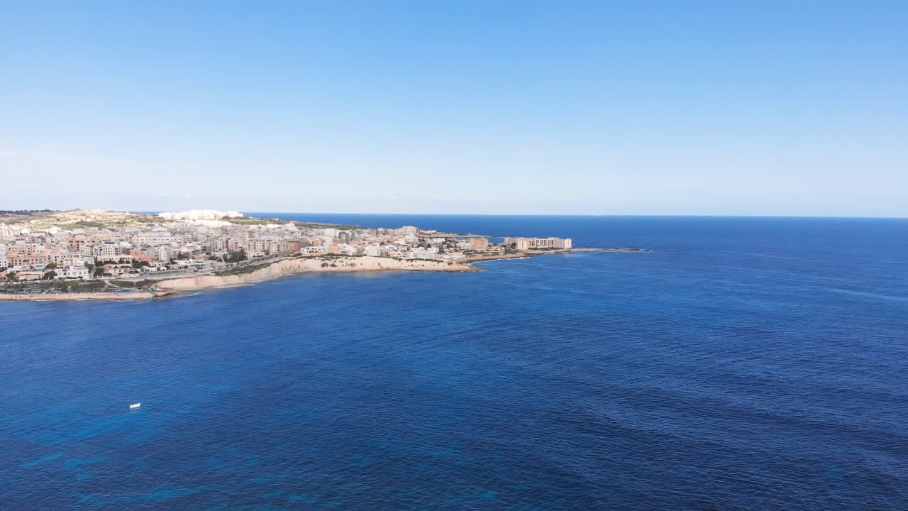 video aéreo de drones de malta, área de marsaskala desde el camino de munxar en invierno