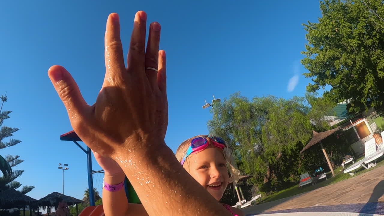 en cámara lenta, un alto cinco.