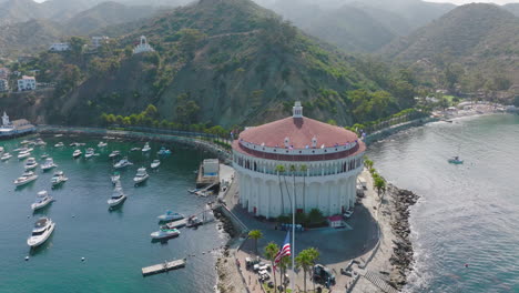 Aerial-Shot-of-Boats-on-Sparkling-Ocean-Water,-Drone-Perspective-of-Boats-in-Turquoise-Blue-Harbor-at-Catalina-Island