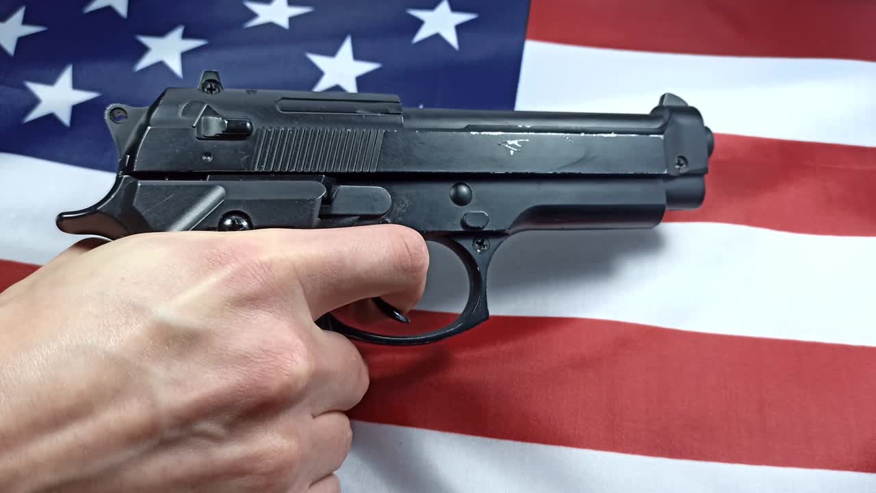 el concepto de la legalización de las armas en los estados unidos. hombre recargando arma en la bandera estadounidense.