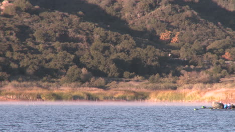 Un-Barrido-De-Remo-De-Ocho-Personas-Seguido-Por-Su-Entrenador-En-Lake-Casitas-En-Oak-View-California