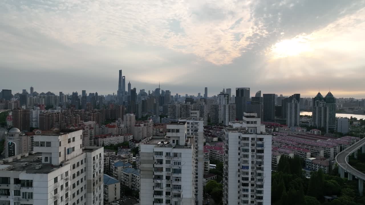 도심의 건물, 도시 풍경 및 강의 드론 항공 사진