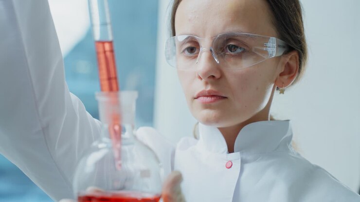 Giovane scienziato che conduce un esperimento
