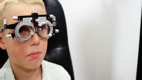 Optometrista-Examinando-A-Un-Paciente-Joven-Con-Quiróptero