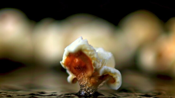 Chicco di popcorn che scoppia in slow motion estremo