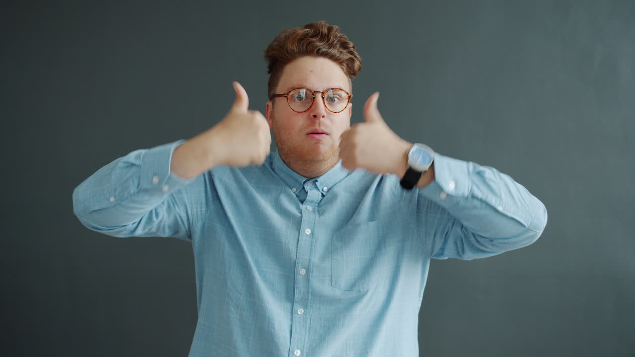 행복한 남자가 엄지손가락을 들고