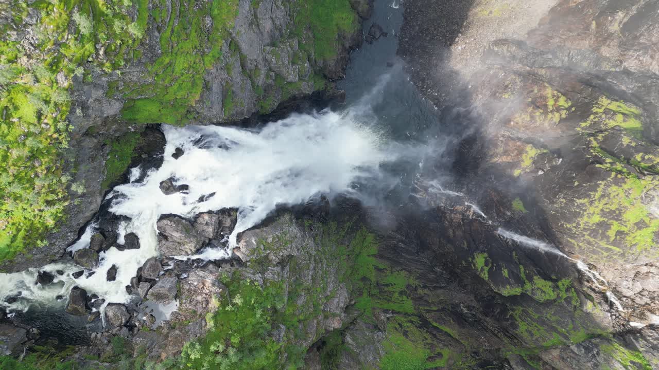 cascada voringfossen en noruega - paisaje natural escénico en eidfjord, vestlandia - zoom aéreo de alto ángulo en