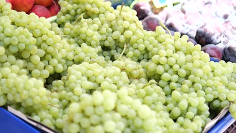 uvas verdes frescas en un mercado