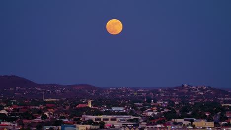 Supermoon-Steht-Prächtig-Am-Himmel,-Rot-orange-Gefärbt-über-Willemstad-Curacao