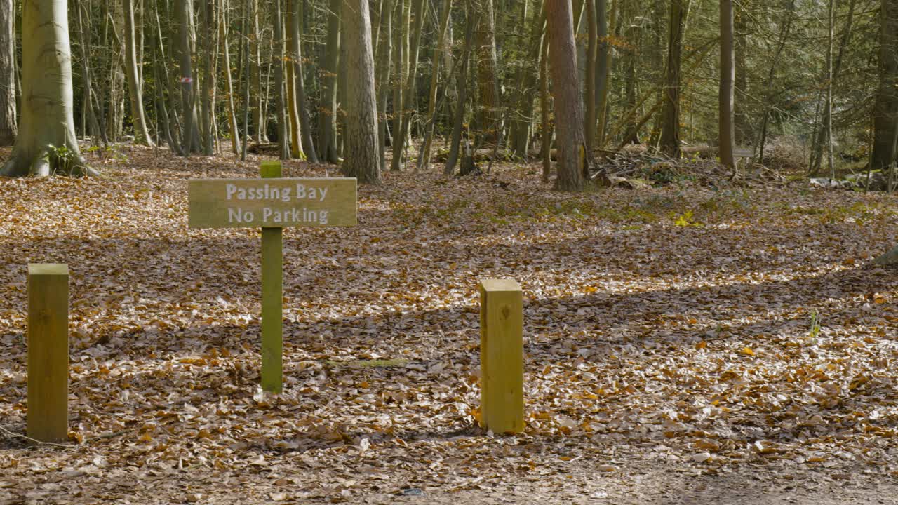 가을 삼림 지대 국가 공원 자연 보호 구역에서만 간판을 통과하는 나무 기둥 장벽