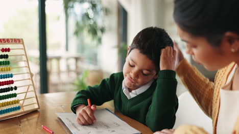 Zuhause,-Schule-Und-Mutter-Helfen-Kind-Bei-Der-Arbeit