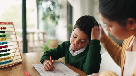 casa, escuela y mamá ayudando al niño con el trabajo