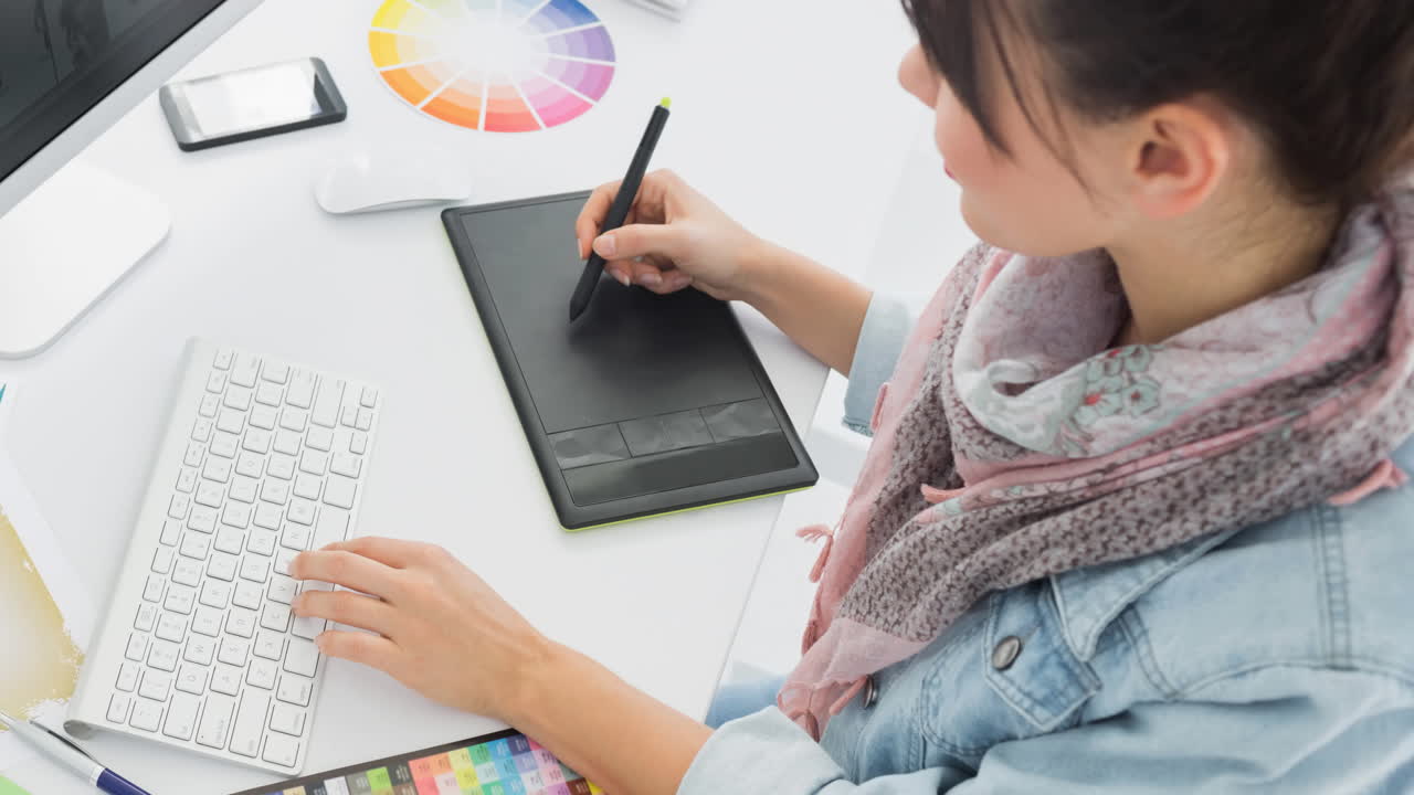 animación de una diseñadora de moda que trabaja en un estudio de moda