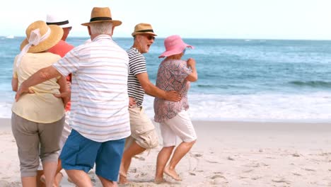 Amigos-Mayores-Bailando-En-La-Playa