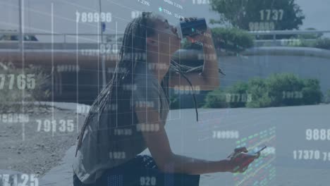 animación de procesamiento de datos contra un hombre biracial usando un teléfono inteligente y bebiendo café en la calle