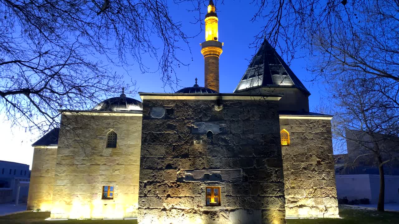 la mezquita de ahi evran, en kirsehir, turquía