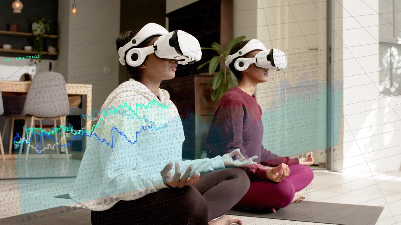 To kvinder mediterer derhjemme, starter VR-headsets og viser bioværdier over brystet for velvære