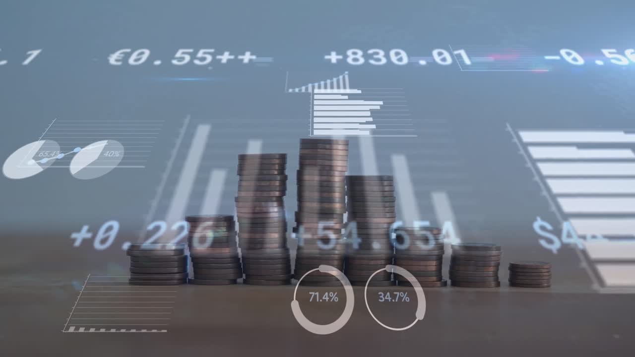 animación del procesamiento de datos financieros sobre pilas de monedas