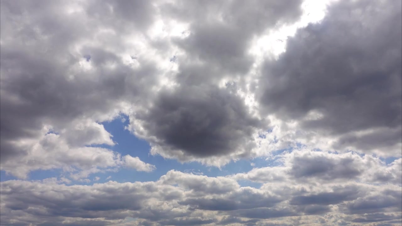 Gerakan awan di langit. Rekaman selang waktu