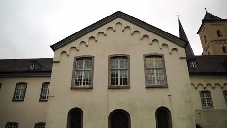 hermosa casa antigua histórica más grande junto a una iglesia st. maria am capitol