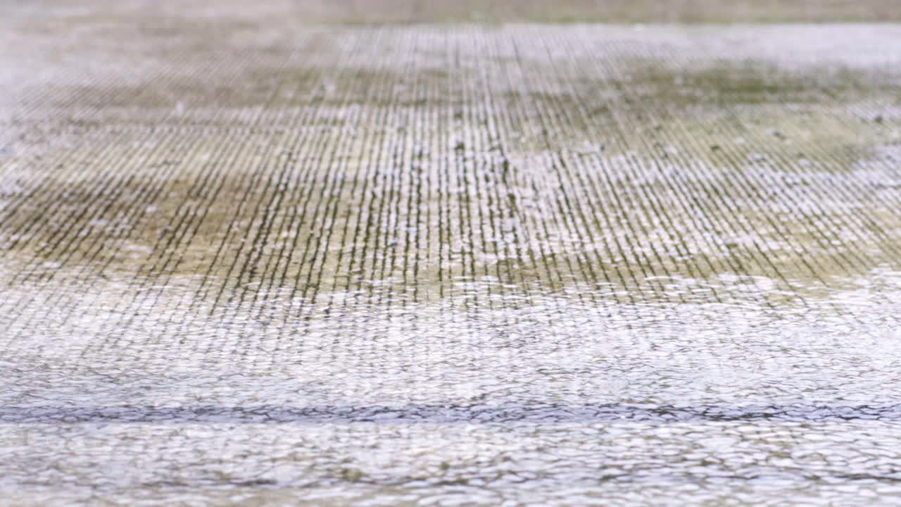 gotas de lluvia en la calle en un día lluvioso