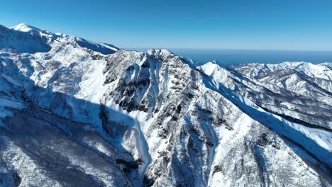 Toma-Aérea-En-órbita-Del-Monte-Myōkō-De-Japón,-En-Un-Claro-Día-De-Invierno,-Una-Montaña-Volcánica-En-La-Región-Del-Parque-Nacional-Myoko-togakushi-Renzan