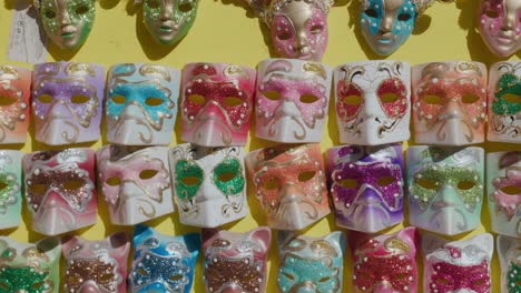 Bunte-Venezianische-Masken-Ausgestellt,-Venedig,-Italien