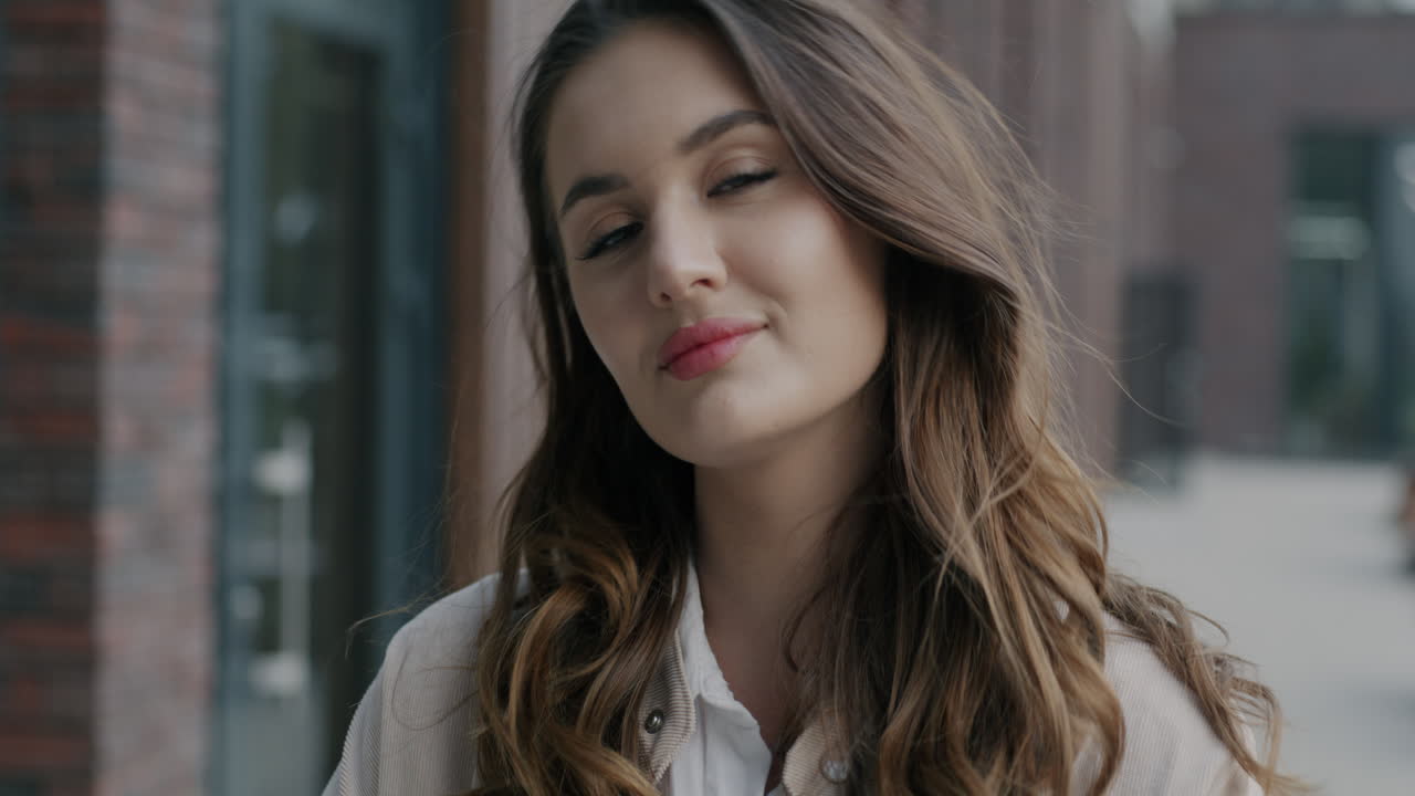 Retrato de mulher em cenário urbano