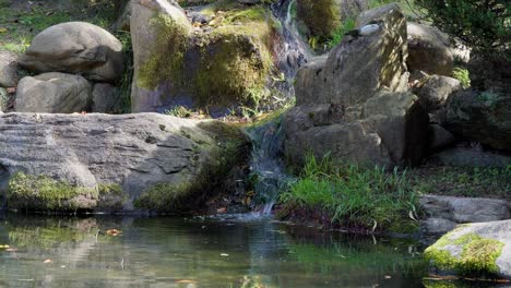 Wasserfall-Im-Garten-Des-Koreanischen-Tempels-Im-Herbst-In-Südkorea