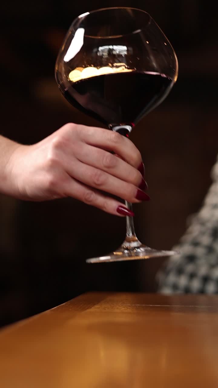 은 와인 한 잔 을 들고 있는 여자