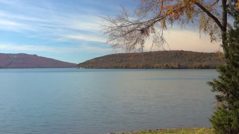 temprano en la mañana a lo largo del río cumberland en una mañana de otoño