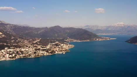 Antena-Panorámica-Sobre-La-Bahía-De-Kotor-Y-La-Ciudad-Costera-De-Herceg-Novi-Al-Pie-Del-Monte-Orjen-En-Montenegro