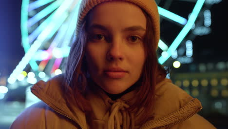 chica posando en la ciudad nocturna