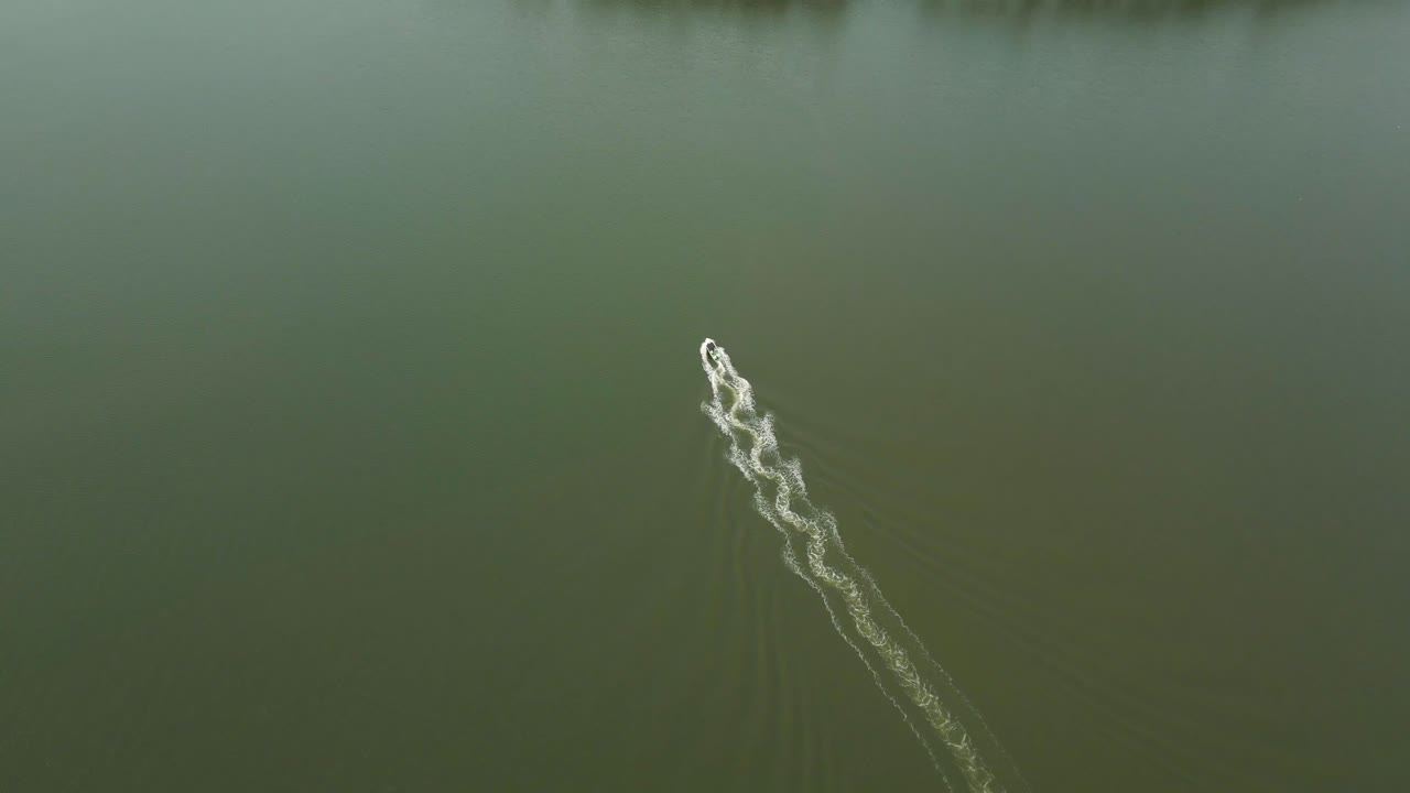 우두피 의 경치 좋은 뒷바다 를 탐험 하는 제트 스키 라이더 의 드론 사진