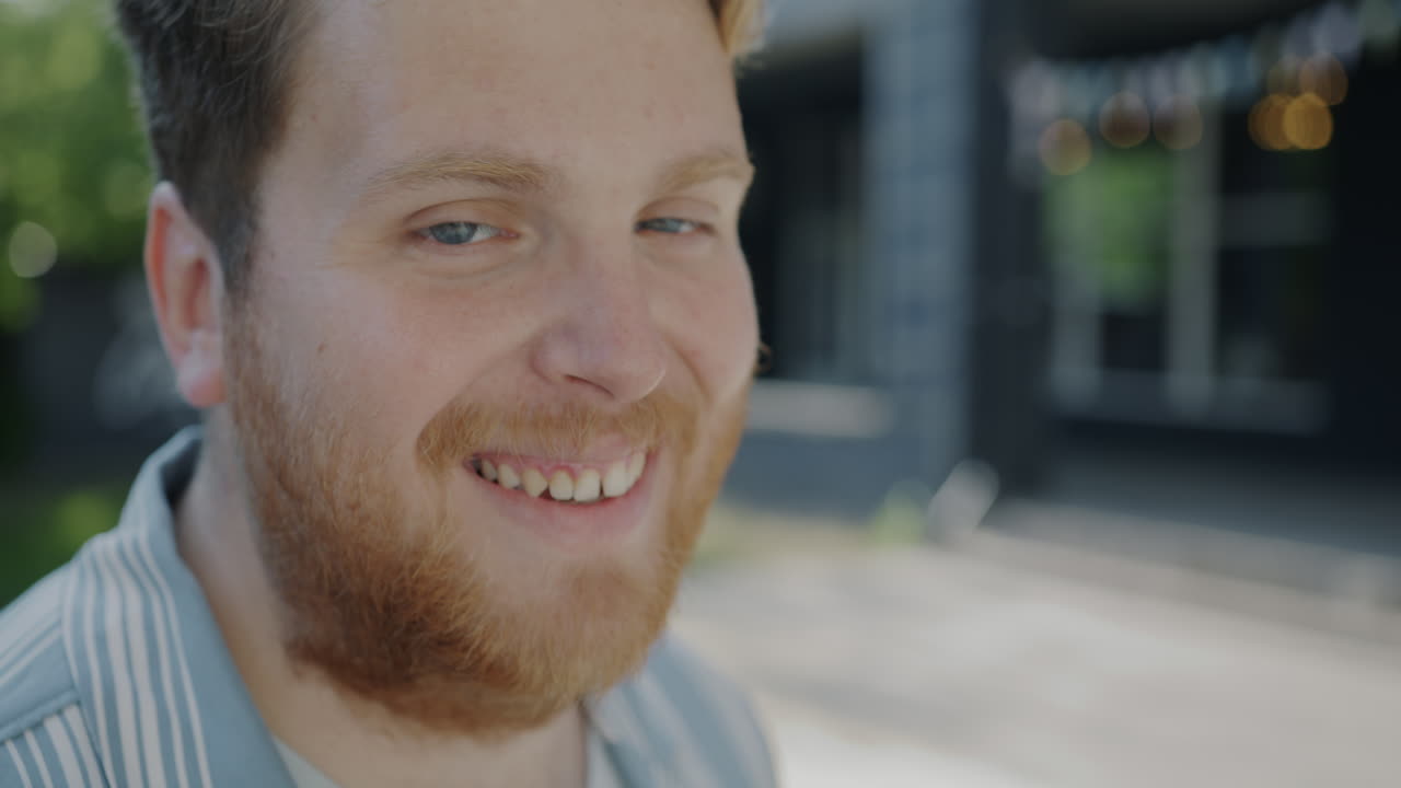 Uomo sorridente all'aperto