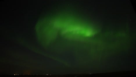 Weitwinkelaufnahme-Grüner-Nordlichter-Am-Dunklen,-Sich-Bewegenden-Himmel