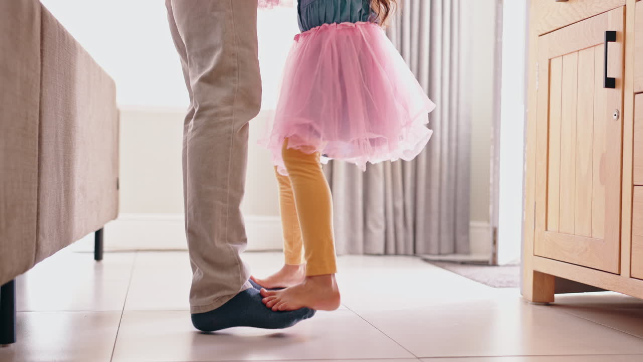 padre e hija bailando
