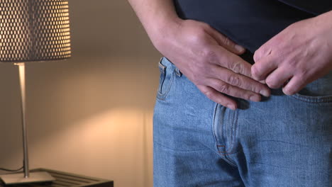 hombre poniéndose un cinturón