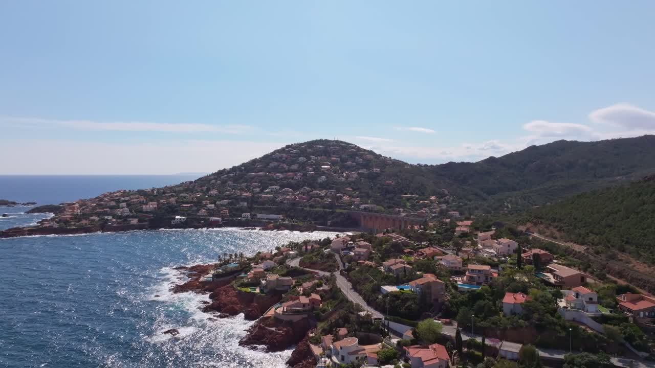 Vista aerea della città costiera di Saint-Raphaël accanto al mare turchese, Francia