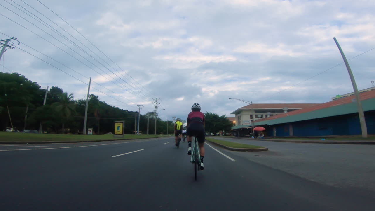 파나마의 도로에서 자전거를 타는 자전거 타는 사람들