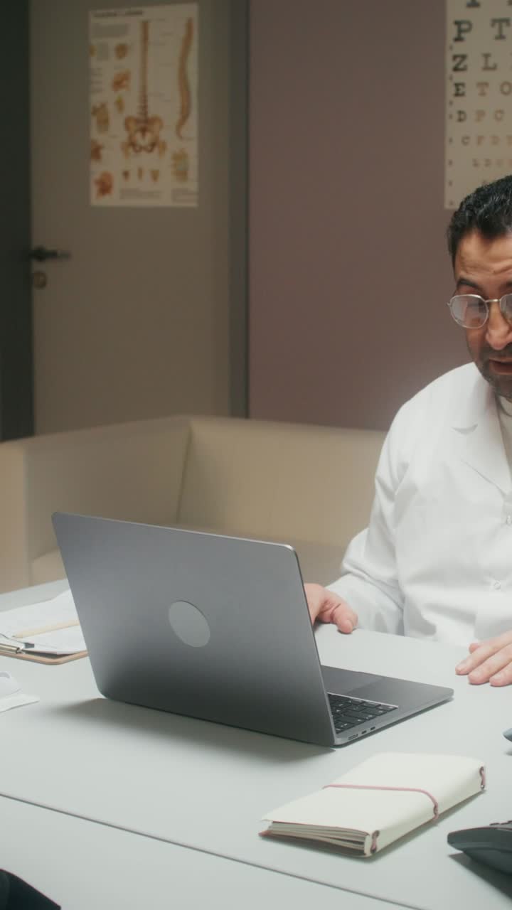 medico in videoconferenza con un paziente