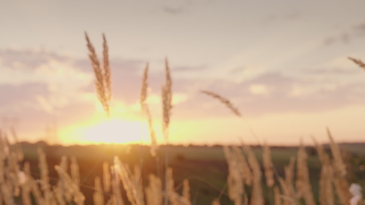 슬로우 모션으로 손가락에 약혼 반지를 끼우는 남자