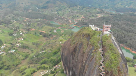 Vista-Escénica-De-La-Roca-De-Guatapé-En-Antioquia,-Colombia---Toma-Aérea-De-Drones