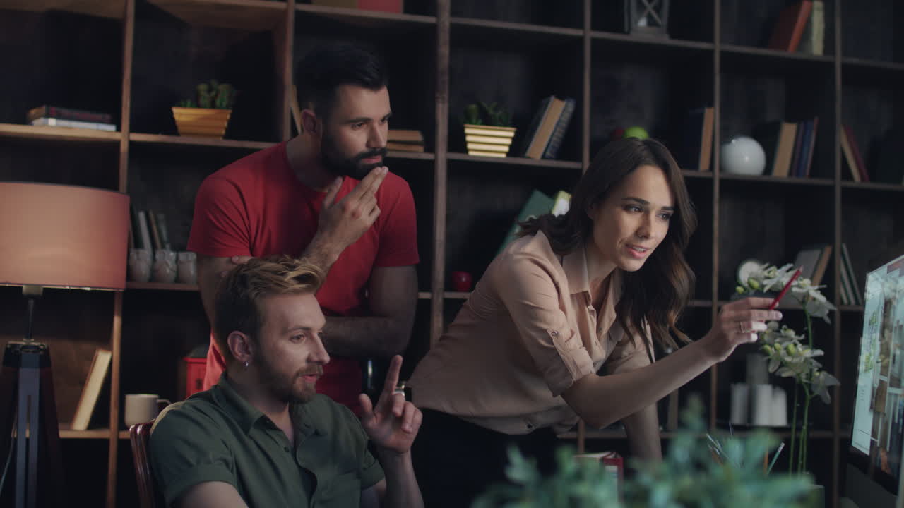 equipo de negocios discutiendo un nuevo proyecto en la pantalla de la computadora