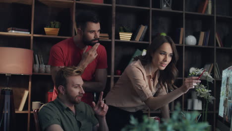 equipo de negocios discutiendo un nuevo proyecto en la pantalla de la computadora