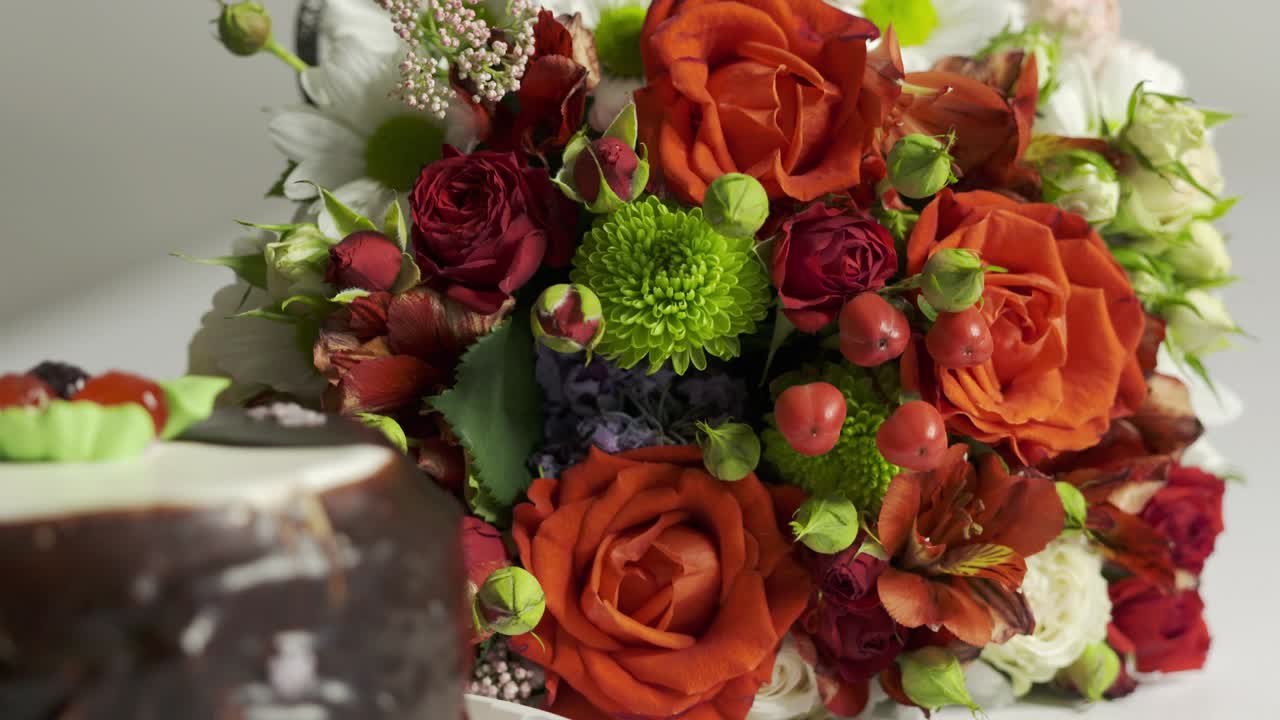 혼합 된 꽃 배열과 케이크. 은 장미와 신선한 꽃의 혼합